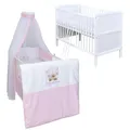 Baby-Delux Babybett Komplettbett Jack 140x70 Weiß Kiefernholz inkl. 10-tlg Set. Matratze, Bettwäsche Set, Beißschienen & Stickerei- Twinkle Star Rosa