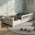 Juskys Kinderbett Naya - 80x160 cm Bett mit Rausfallschutz & Lattenrost - Holz Bodenbett für Kinder 3-10 Jahre - modernes Bettgestell Weiß