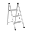 TRUTZHOLM Alu Trittleiter 2-stufig klappbar bis 150 kg Traglast Aluminium Silber Anti-Rutsch Trittflächen TÜV/GS Klapptritt 4,2 kg leicht platzsparend 5 cm schmal (Silber, 3 Stufen)