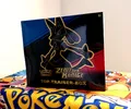 Pokémon TCG: Karmesin & Purpur Top Trainer Box - Deutsch