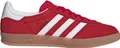Kaufen Sie den Adidas Gazelle Indoor Rot bei Kicksshop. Klassischer roter Herrensneaker mit Obermaterial aus Wildleder und Retro-Gummisohle.