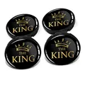 4 x Nabendeckel 60mm Durchmesser Nabenkappen Felgendeckel Felgenaufkleber Gel Emblem Doming für Auto Felgen Kfz Tuning Zubehör Radnabenkappen DM006 (Nr. 10 The King, Nabendeckel Set)