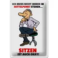 Femer GmbH Metallschild Spruch 20x30cm Muss nicht im Mittelpunkt stehen, (1 St), gewölbte Oberfläche, abgerundete Ecken, umgeschlagene Kanten
