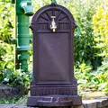 Standbrunnen mit Wasserhahn, Eisen in Braun, wie antik, Gartenbrunnen