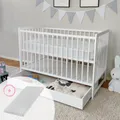 Babybett mit Matratze und Schublade Kinderbett Gitterbett 60x120 höhenverstellbar & herausnehmbare Sprossen | weiss sehr stabil Europe