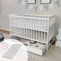 Babybett mit Matratze und Schublade Kinderbett Gitterbett 60x120 höhenverstellbar & herausnehmbare Sprossen | weiss sehr stabil Europe - Weiß