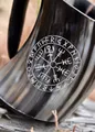 Battle Merchant Becher Bierkrug aus Horn – „Vegvísir“