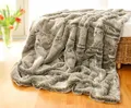 Wohnen & Accessoires Felldecke, Fellimitat 5 Größen, Webpelzdecke, Grauwolf mit grau-beigem Fell, Kuscheldecke, Tagesdecke oder Fellkissen (170 x 220 cm)