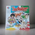 Twister Hasbro MB Spiele Kinderspiel Gesellschaftsspiel Französisch Zustand Gut