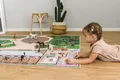SkippiDoo Spielteppich – Kinderzimmer-Teppich mit Pferdehof, Reitplatz und Stallungen – Perfekt für Pferdefreunde & passend für Figuren wie Schleich® und Playmobil® (Ponyranch Deluxe, 220 x 140 cm)