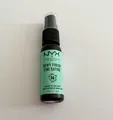 NYX Dewy Finish Makeup Setting Spray 18 ml Mini Reisegröße Fixierspray